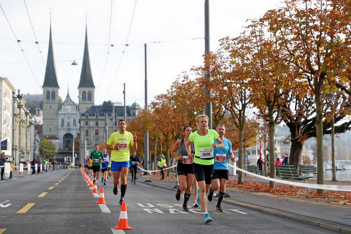 Swiss City Marathon Lucerne: Lauf ueber Schwanenplatz und Seebr