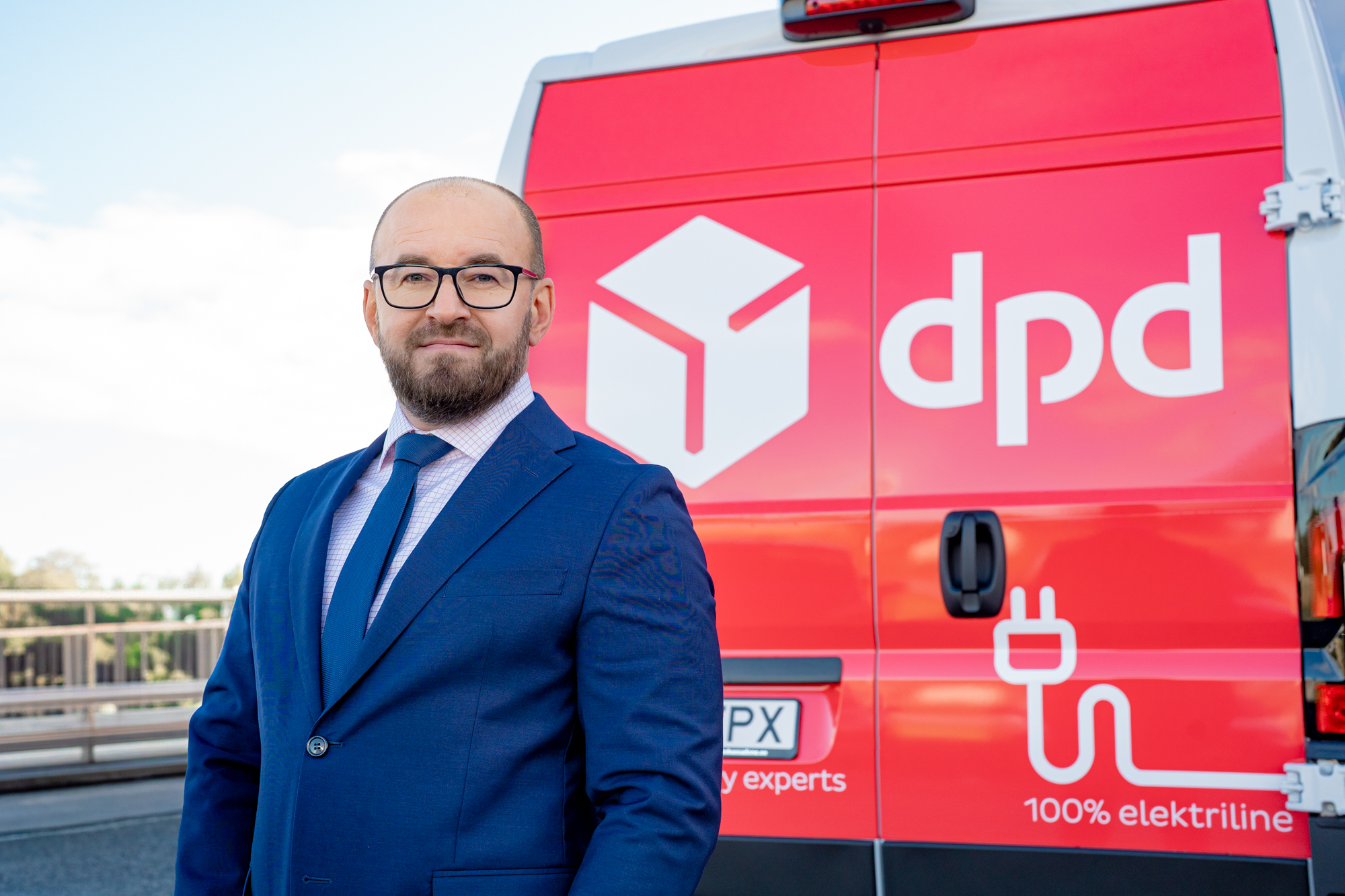 DPD Eesti tegevjuht Remo Kirss DPD elektrikaubikuga