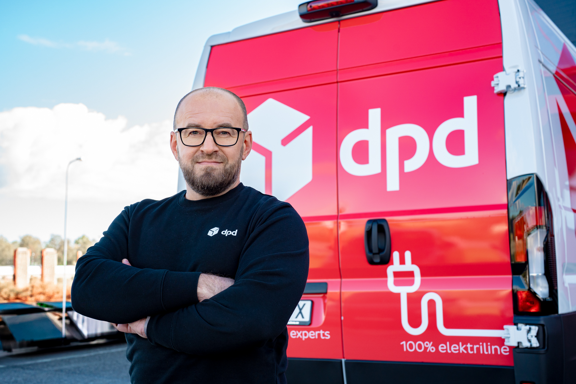 DPD Eesti tegevjuht Remo Kirss DPD elektrikaubikuga