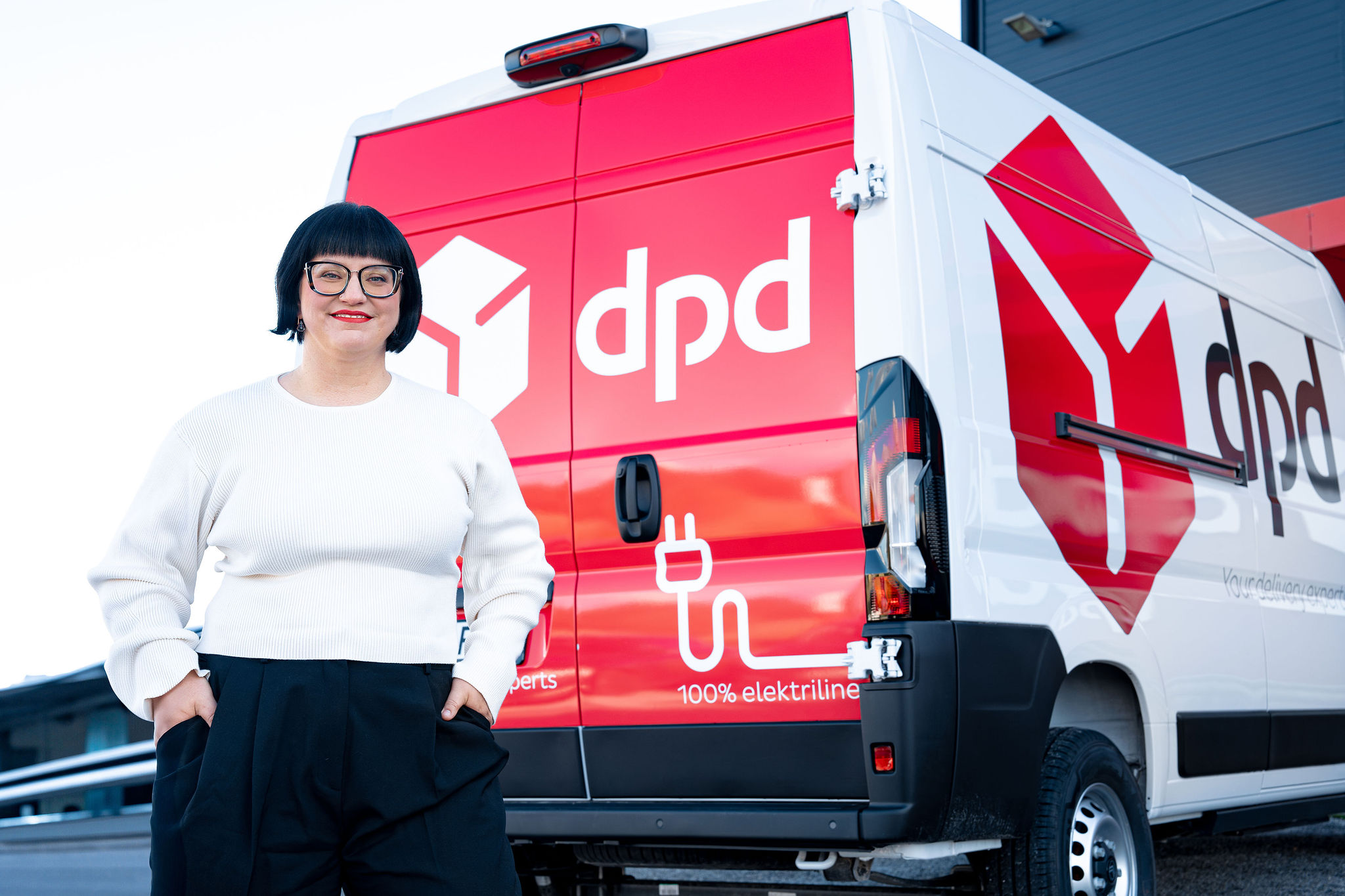 DPD Eesti personali ja ESG juht Annika Oruaas DPD elektrikaubikuga